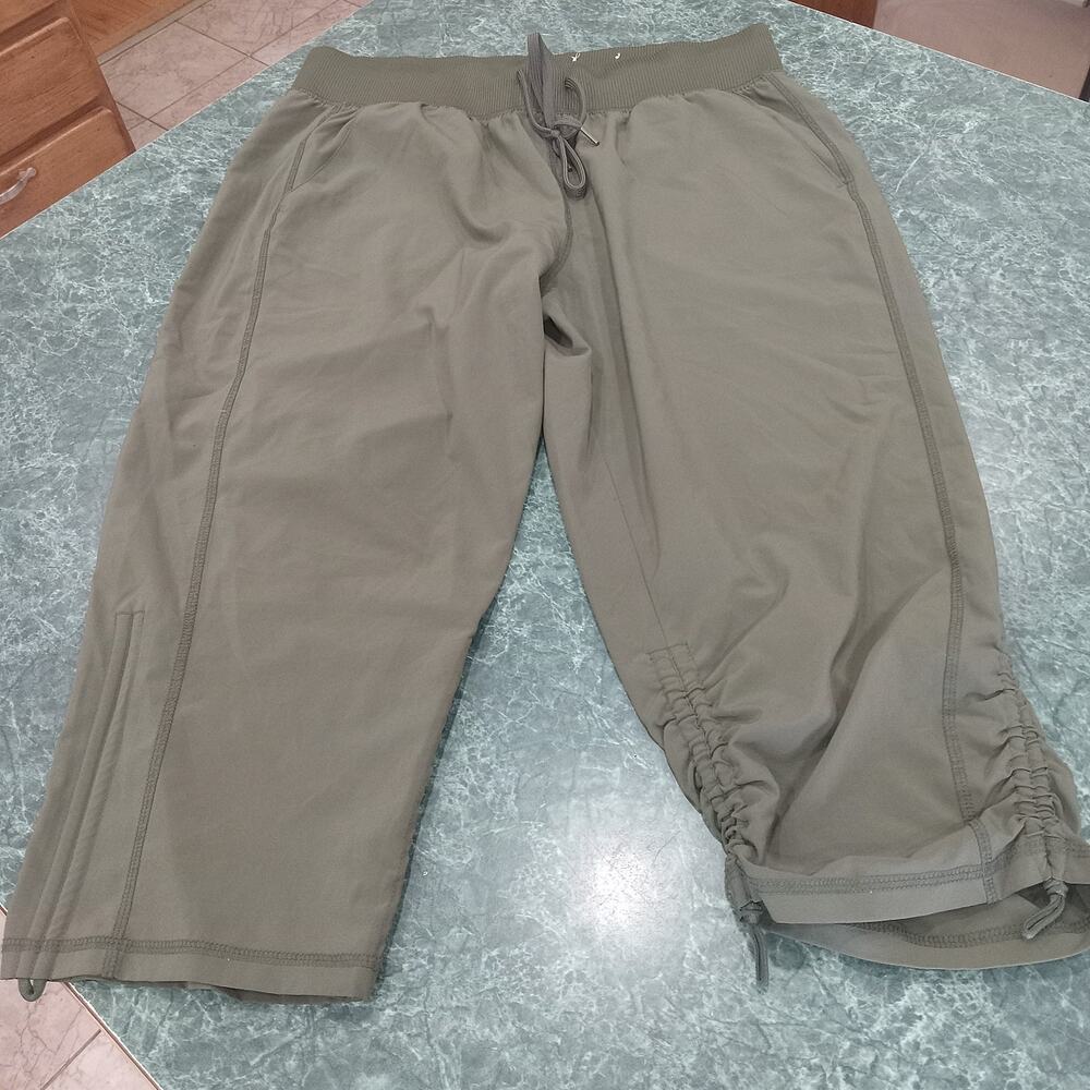 Tek Gear DryTek Womens M Straight Capri Mid-Rise Drawstring Elastic Waist Olive